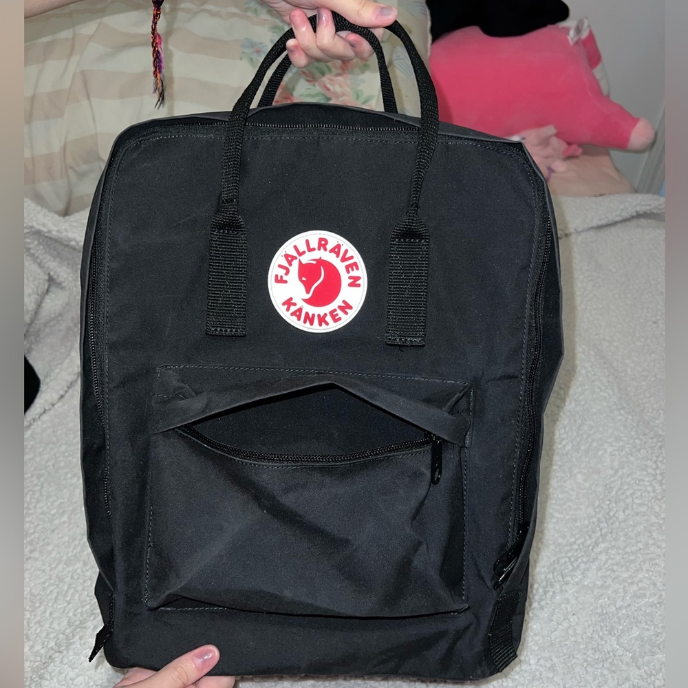 urban outfitters black kanken backpack